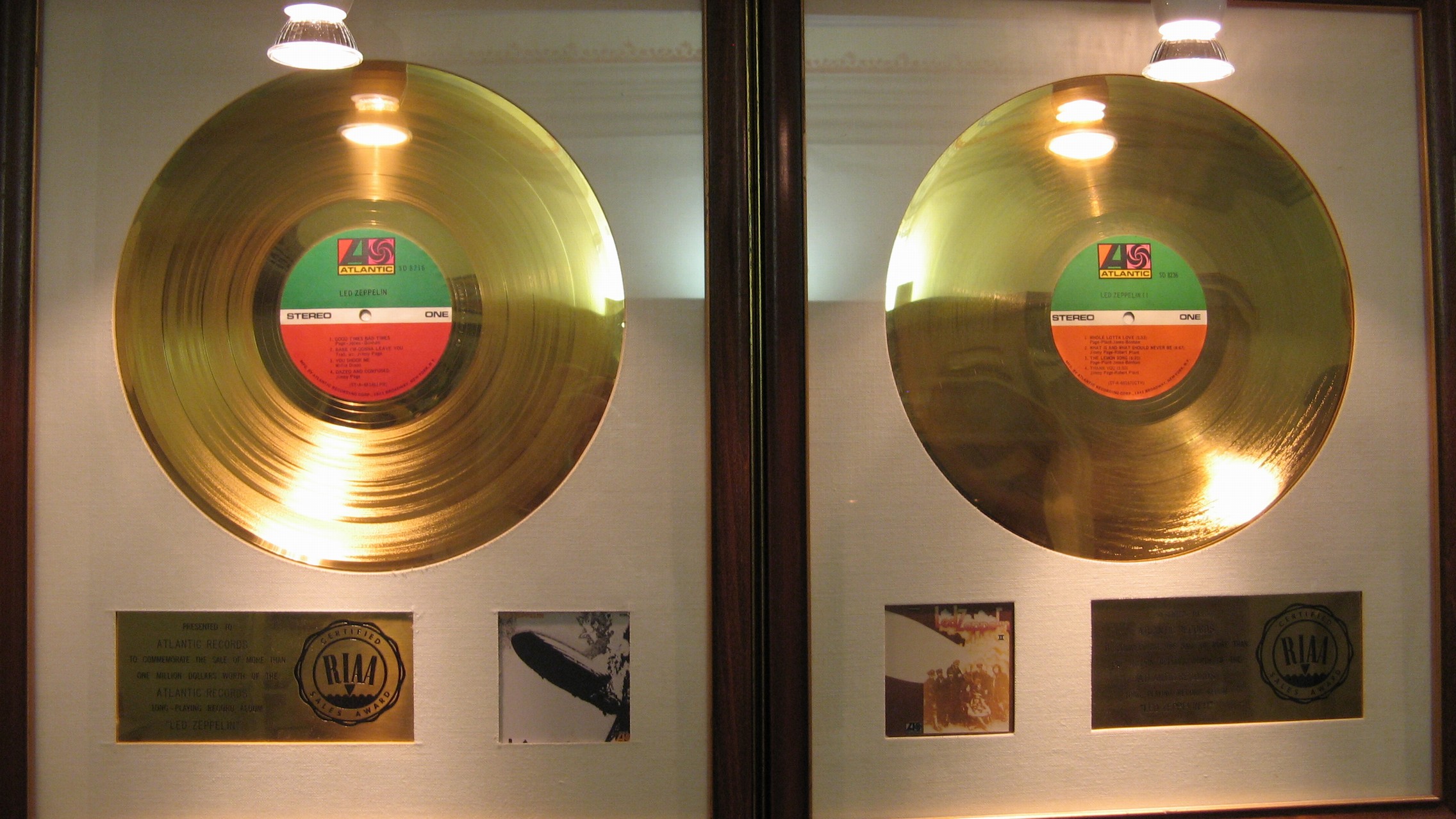 n_15- Disco d'oro per la vendita del valore di oltre 1 milione di dollari degli album dei Led Zeppelin 'Led Zeppelin' e 'Led Zeppelin II'.jpg